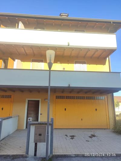 Intera piena proprietà di: Bene n. 28) Villetta a schiera sviluppantesi su tre piani fuori terra, facente parte di fabbricato inserito in un complesso condominiale e composta: al piano terra, da ingresso con vano scale; al piano primo, da vano scale, atrio, bagno, cucina-soggiorno e balcone; al piano secondo, da vano scale, atrio, bagno, due camere da letto e balcone; con annessa area cortiliva; Bene n. 29) Garage pertinenziale posto al piano terra del medesimo corpo di fabbrica