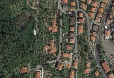 INTERA QUOTA 1/1 NUDA PROPRIETÀ. Ampio lotto di circa 6.200 mq. ubicato in via M. Buonarroti a Vaiano (PO) raggiungibile dalla pubblica strada attraverso ingresso pedonale e carrabile al nc. 7; all’interno vi è situato un fabbricato residenziale libero su quattro lati, dislocato su tre livelli, suddiviso in quattro unità abitative, un autorimessa oltre accessori comuni quali un locale forno, una centrale termica, una serra esterna; il tutto dotato di ampio terreno comune ad uso resede/giardino.