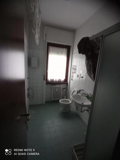 Appartamento di mq. 139 al primo piano, composto da soggiorno, tre camere da letto, doppi servizi, cucina, balconi, cantina e box di mq. 22;   