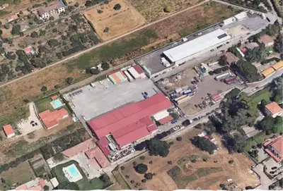 Fabbricato industriale di 820 mq ubicato in Marino (RM), Via Costa Rotonda n.39. Trattasi di porzione di capannone industriale su unico livello fuori terra, con struttura in ferro su basamento in cemento armato rialzato rispetto al piazzale antistante. Pianta con sviluppo regolare con affacci esterni prevalentemente sul cortile antistante l’immobile.