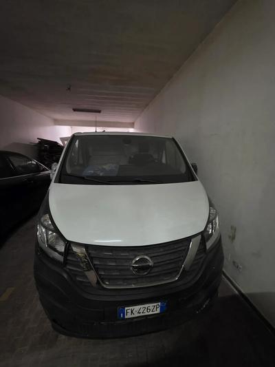 Furgone  Nissan NV 300 targa FK426ZP del 2017 con 174131 Km