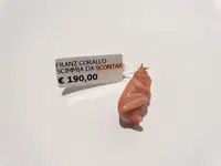 (Lotto n.1855) un ciondolo danneggiato in corallo a...