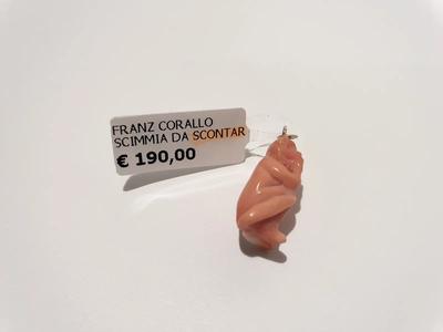 (Lotto n.1855) un ciondolo danneggiato in corallo a forma di scimmia con...