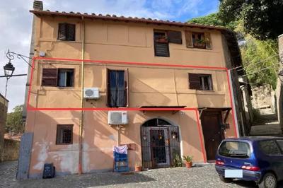 Diritti di piena proprietà per 1/1 su abitazione posta al piano primo e sita in Ronciglione (VT) presso Via Sasso Grosso n. 9. Superficie dell'appartamento mq. 61, distinto con i seguenti dati risultanti dal Catasto Fabbricati del Comune di Ronciglione (VT): Foglio 17 particella 12, sub. 2, categoria A/4, classe 3, vani 4, R.C. € 258,23. Confini: Via Sasso Grosso su due lati, salvo altri. Immobile libero.