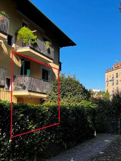 Intero di immobile al piano primo e locali accessori al piano terra, con area scoperta privata su due lati, in un fabbricato plurifamiliare a tre piani f.t., oltre alla quota proporzionale di comproprietà di 1/6 delle aree scoperte pertinenziali al condominio. Costituito da alloggio al piano primo composto da: soggiorno-pranzo, angolo cottura, due camere, bagno e locali accessori al piano terra, magazzino (ora allestito a camera da letto), lavanderia/wc. Occupato