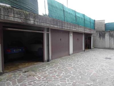 Abitazione al piano secondo con cantina e orto esclusivo, due autorimesse 
