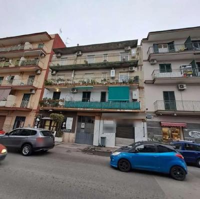 Piena ed intera proprietà (1000/1000) di appartamento ubicato nel Comune di Casavatore (NA), al Viale Guglielmo Marconi n. 87, piano secondo (porta a sinistra salendo le scale), individuato al Catasto Fabbricati del Comune di Casavatore (NA)