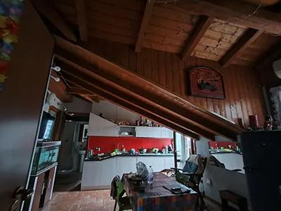 Diritto di piena ed esclusiva proprietà di abitazione di tipo economico, sottotetto ad uso abitativo, posta su un piano unico, con accesso dalla scala esterna coperta ad uso comune, senza ascensore, composta come segue: ingresso/cucina-pranzo/soggiorno, due camere da letto, bagno con antibagno, due piccoli terrazzi a pozzo nel lato Sud-Est e attualmente un unico terrazzo a pozzo nel lato Nord-Ovest. Superficie complessiva di circa mq. 86,00. Piano P2 sottotetto.