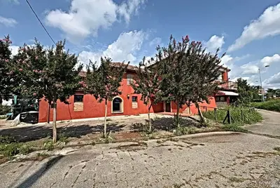 Compendio immobiliare costituito da un fabbricato ad uso commerciale ricettivo, già destinato a birreria. Composto da: servizi igienici, spogliatoi, cucina, magazzini e sala ristorante al P.1. Accesso all'appartamento: al P.T. ingresso con bagno e ripostiglio, tramite scale interne si accede al P.1 (al grezzo). Completa il lotto un magazzino al P.T. con diversi locali e un wc. Esternamente è presente un box prefabbricato da rimuovere. Unità libere. Difformità catastali ed edilizie sanabili.