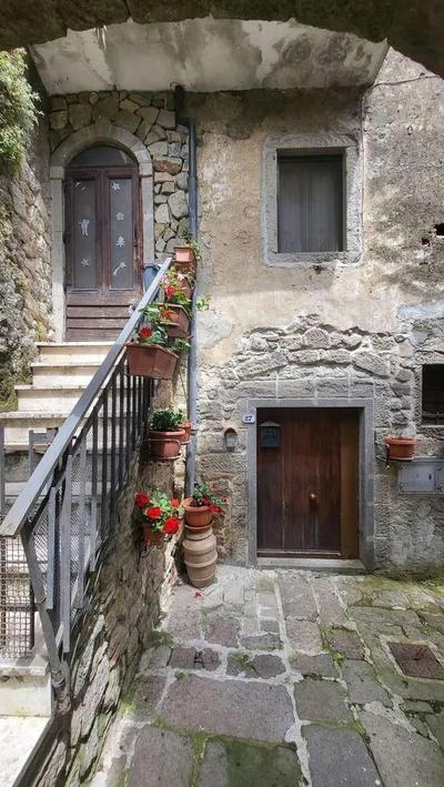 Abitazione in centro storico in edificio che si sviluppa su tre piani. L’appartamento è composto da soggiorno con angolo cottura al piano primo e da disimpegno, bagno, due camere da letto e balcone collegato alla corte esclusiva al piano secondo. Ha una superficie utile di mq. 46,10 mentre il resede è di circa mq. 120,00. La Cantina, posta al piano terra, è raggiungibile dall’esterno ed ha una superficie utile di mq. 17,00. Immobile libero alla consegna.