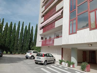 Lotto unico-  diritti di piena proprietà su porzione di fabbricato di civile abitazione di più ampia consistenza con  autorimessa e con proporzionali diritti di comproprietà sulle aree e parti comuni ubicati in Bastia Umbra (PG) via Galileo Galilei n.12. L'unità abitativa è posta al primo piano e l'autorimessa si trova al piano seminterrato