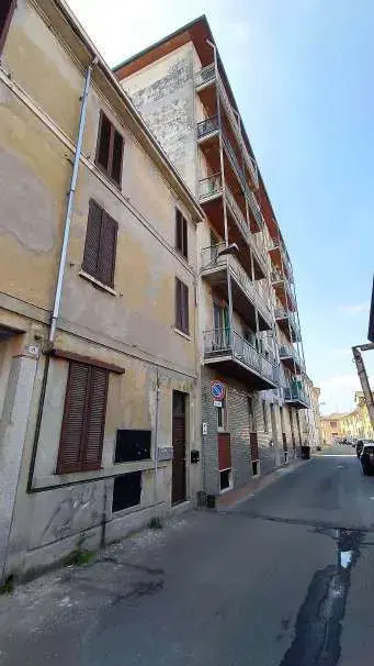Appartamento di civile abitazione posto al piano quinto di un edificio condominiale a destinazione residenziale, a sei piani fuori terra, ed un locale cantina posto al piano interrato. 