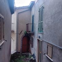 Appartamento su tre livelli, in fabbricato di antica...