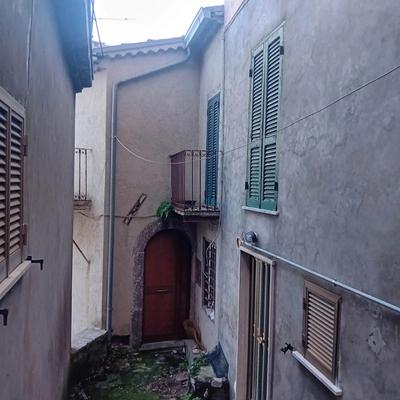 Appartamento su tre livelli, in fabbricato di antica costruzione nel centro...