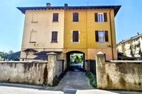 Monocamera e cantina in Bernareggio (MB), via Giuseppe Garibaldi 24. Zona semicentrale. Piano terra e interrato di edificio popolare. Abitazione sprovvista di servizi ed allacci. Rilevate consistenti difformità edilizie e catastali non sanabili, da ripristinare. Superficie commerciale di 33,75 mq. Condizioni discrete. Agibilità assente Per maggiori informazioni visitare il portale www.quimmo.it - Codice annuncio 2525002