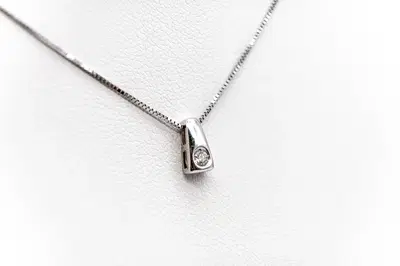 Collana ed orecchini in oro bianco e diamante (Lotto 279)
