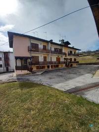Trattasi di appartamento al primo piano con locali...