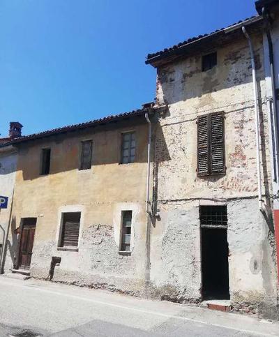 Casa di corte su 2 livelli abitabili ed una soffitta, con corte esclusiva,...