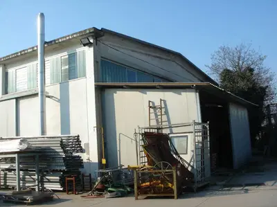 LOTTO 1: Compendio immobiliare composto da: i) Compendio immobiliare a destinazione industriale sito in Santa Maria di Zevio (VR), via Apollo n. 11; ii)Immobile ad uso residenziale sito in Colognola ai Colli (VR), via XXIV Maggio n. 49 ; iii)Immobile ad uso residenziale sito in Colognola ai Colli (VR), via delle Mimose n. 3 ;iv) Immobile ad uso residenziale sito in Caldiero (VR), via Carcereri n. 15. Gli immobili risultano tutti attualmente locati. Si precisa che il Commissionario porrà a caric