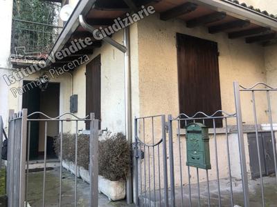 Lotto unico - Piccolo compendio comprensivo di due porzioni di fabbricato in...