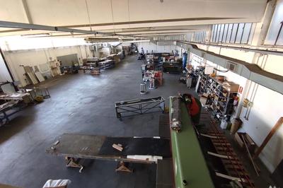 Lotto composto da attrezzatura varia e macchinari per l'attività di realizzazione di rivestimenti metallici e facciate vetrate, rimanenze di magazzino alluminio, materiale di isolamento e altro, arredo ed elettronica ufficio