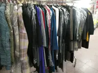 Circa 140 capi di abbigliamento assortiti e n. 280...