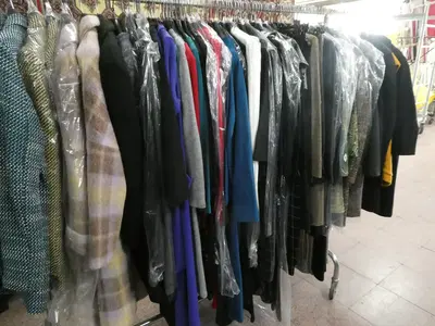 Circa 140 capi di abbigliamento assortiti e n. 280 articoli di bigiotteria