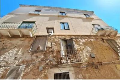 Alloggio (sub 13) a Trapani (TP), via Poeta Calvino 8. Piano terzo di vecchio palazzo centrale e vicino al lungomare. Superficie commerciale di 76,00 mq. Condizioni discrete Per maggiori informazioni visitare il portale www.quimmo.it - Codice annuncio 2537875