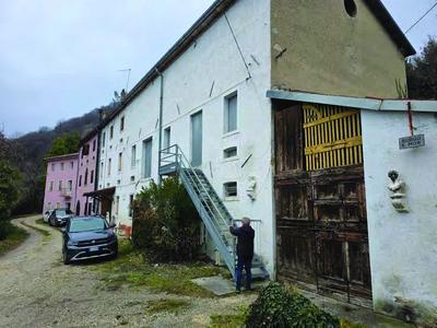 Fondo agricolo di complessivi 30.943 m.q. catastali sito in Comune di Vittorio Veneto (TV), in Via San Mor, e precisamente appezzamento di terreno di cui circa 17.630 m.q. a vigneto con pertinenziali: abitazione (civico n. 37) ai piani terra, primo e secondo; magazzino ai piani terra e primo; ricovero attrezzi ai piani terra e primo. Si precisa che un deposito al piano terra risulta demolito e che sussistono taluni manufatti non assentiti, sanabili (vedi perizia).