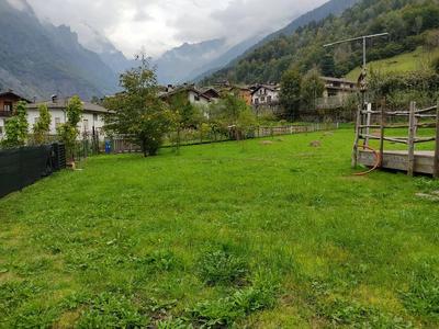 Nel Comune di Valbondione (BG), Via don Vincenzo Riccardi, piena ed...
