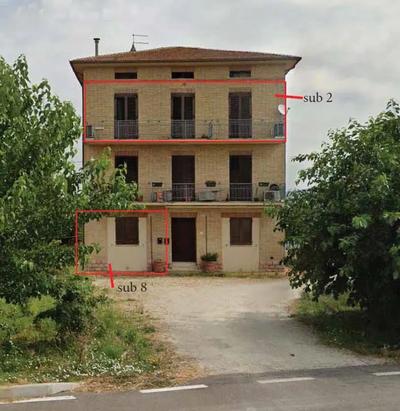 ABITAZIONE di tipo popolare, facente parte di un fabbricato residenziale elevato su più livelli fuori terra (T-1-2-3). L’unità immobiliare è posta al secondo piano. L’appartamento si compone di ingresso principale, cucina, soggiorno, due camere, due bagni e terrazzo aperto per la larghezza del prospetto principale del fabbricato. Dispone di soffitta posta al terzo piano e di corte esterna non individuabile catastalmente.