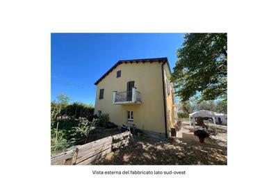 Fabbricato ad uso civile abitazione sito nel Comune di Nocciano (PE). L'edificio si eleva per n.2piani fuori terra e presenta un garage ed una corte esterna esclusiva recintata con accessocarrabile.