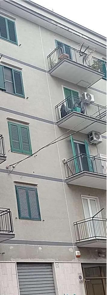 Piena proprietà̀ per la quota di 1/1 di appartamento sito in Bisceglie (BT) alla Via Fragata n. 56, della superficie di 90,23 mq. L’unità immobiliare è posta al quarto piano senza ascensore del Condominio di Via Fragata, 56. A servizio dell’appartamento vi è ripostiglio pertinenziale a piano terra del condominio.
