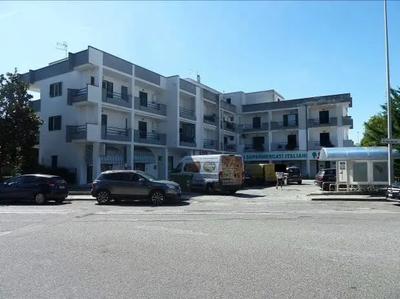 Piena proprietà di un’abitazione sita in Nova Siri (MT) alla Via Vittorio Bachelet n. 7/A.  In Catasto al foglio 49, particella 993, subalterno 12, indirizzo Via Vittorio Bachelet, scala A, interno 2, piano 1, comune Nova Siri, categoria A/2, classe 4, consistenza 6,5 vani, superficie 123 mq., rendita € 587,47 Immobile occupato semza titolo dal debitore esecutato
