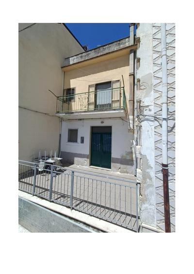 Piena proprietà 1/1 di Abitazione ubicata a Montemilone (PZ), in Via Lecce, n. 12 (ex Vico Cavour, n. 1012), in Catasto al foglio 22, particella 554, Sub 1, Piano T, vani 1,5, cl. 3, cat. A/5, mq lordi 89,20. occupato