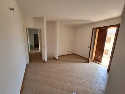 Trilocale al piano primo con garage sito a Capannoli (PI), in via Gramsci 50/7. Per maggiori informazioni visitare il portale www.quimmo.it - Codice annuncio 2638802