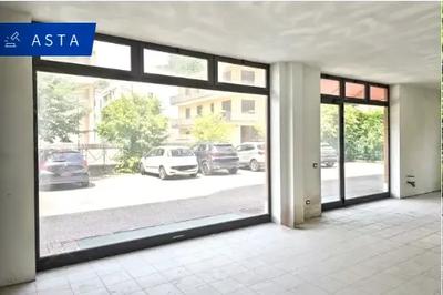 Negozio (sub 205) in Chiampo (VI), piazzale Mariano Rumor. Zona semicentrale ben servita. Superficie commerciale di 70,00 mq. Piano terra. Accesso da vetrine e scala. Area vendite con wc cieco. Finiture e impianti da completare. Riscaldamento con caldaia (mancante) e ventilconvettori. Condizioni buone. Classe energetica G Per maggiori informazioni visitare il portale www.quimmo.it - Codice annuncio 2536114
