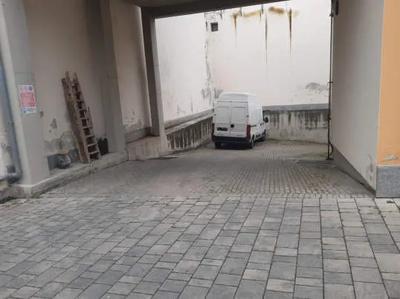 magazzino al piano interrato con accessori al piano terra e primo