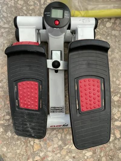 Lotto costituito da:- Tapis Roulant ZFit- Everfit step up training bianco nero