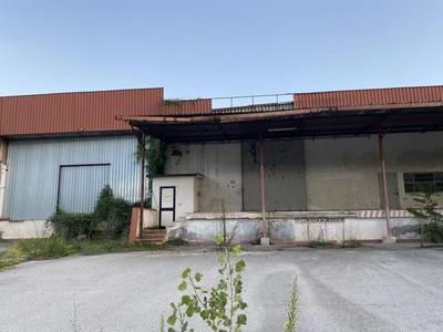 Capannone ubicato a Fontana Liri (FR) - Strada Regionale 82, Località Fonte Cupa Capannone industriale di mq. 2120, di cui mq. 1820 il capannone e mq. 300 le tettoie.  L'immobile è in uno stato conservativo che necessita di una ristrutturazione edilizia. Identificato al catasto Fabbricati - Fg. 1, Part. 736, Sub. 6, Zc. 2, Categoria D1. L'immobile viene posto in vendita per il diritto di Proprietà (1/1) 