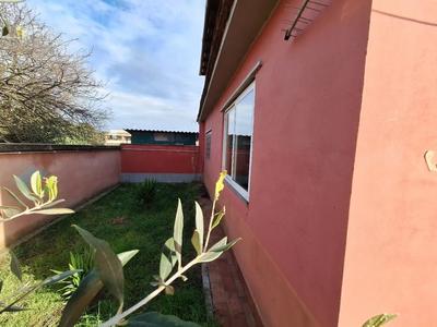 Appartamento ubicato a Aprilia (LT) - via MURANO 16 ( ex via LAMPIONE snc), edificio isolato, interno 4, piano TERRA, di 60 mq circa composto da soggiorno angolo cottura, camera e bagno. L'immobile non risulta regolare per la legge n° 47/1985, risulta trasformato in appartamento ma di fatto sotto il profilo urbanistico nasce come magazzino in attesa di conclusione del rilascio di condono edilizio il tutto come meglio descritto nella perizia di stima 