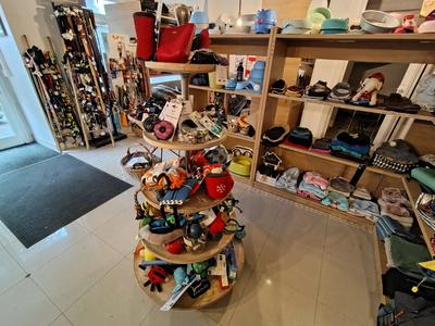 Rimanenze di magazzino: antiparassitari, parafarmici, prodotti per animali, articoli natalizi, abbigliamento. Elenco beni in allegato.