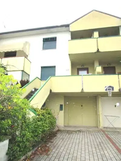 Proprietà superficiaria di appartamento e box auto.In Foiano della Chiana (AR) , Via G. Di Vittorio n.116 e fa parte di un complesso immobiliare di varie unità da cielo a terra realizzate su terreno concesso in diritto di superficie per 99 anni da parte del Comune.  E' su tre piani.Sono esclusi dal pignoramento i bcnc rappresentati dalla quota parte del resede. Superficie commerciale : Piano terra mq 58,74, piano primo mq 60,36 cantina seminterrata mq 34,83 e garage seminterrato mq 26,31.