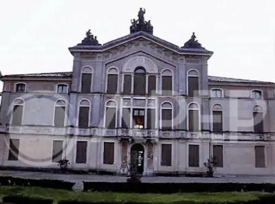 Lotto 19 - piena proprietà di complesso storico denominato "Villa Breda", in Comune di Padova, località Ponte di Brenta, in via San Marco, costituito dalla villa padronale, le "Scuderie", la "Torre dell'Orologio", la "Torre Belvedere", due edifici residenziali, la "Serra-Villino", due box per cavalli, un deposito attrezzi, un garage, un piccolo fabbricato, un deposito, un giardino e un parco secolare, il tutto su un'area di catastali mq. 78.202. Parzialmente occupato senza titolo opponibile alla procedura.