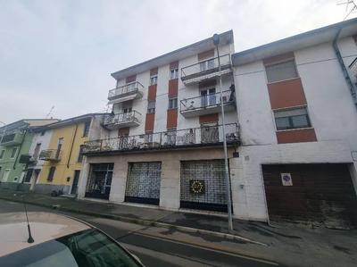 Piena proprietà per la quota di 1/1 di appartamento posto al piano primo di...