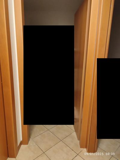 Intera piena proprietà di: Bene n. 34) Villetta a schiera sviluppantesi su 3 piani fuori terra, facente parte di fabbricato inserito in un complesso condominiale e composta: al piano T da porticato e ingresso con vano scale; al piano 1°, da vano scale, atrio, bagno, cucina, soggiorno e balcone; al piano secondo, da vano scale, atrio, bagno, due camere da letto e balcone; con annesse aree cortilive antistante e retrostante; Bene n. 35) Garage pertinenziale posto al piano T del medesimo corpo di fabbrica.