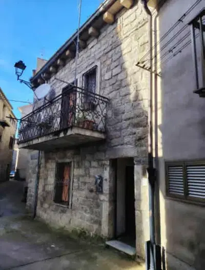 Bene immobile ubicato in comune di Tempio Pausania, via Ciro Menotti, n.8, composto da:ABITAZIONE posta ai piani T-1-2, categoria A/5, di 3 vani, distinto all’NCEU al foglio 216 mappale 990 con soggiorno-cucina e bagno, P.P. camera disimpegno bagno P.S. Locale sottotetto, superficie lorda mq 78,29, rendita euro 96,06.Diritto di vendita: intera proprietà.Stato: libero
