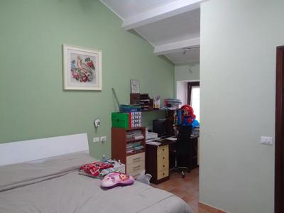 Fabbricati civili ubicati in Loreto Aprutino (PE) - Contrada Collefreddo n.11. Fabbricati ad uso abitazione e locale deposito, siti in Loreto Aprutino, contrada Collefreddo costituiti da una abitazione su due livelli, piano terra e primo, quale parte centrale di un fabbricato più ampio a schiera; altro fabbricato poco distante anch'esso ad uso abitazione ed infine piccolo fabbricato ad uso deposito.