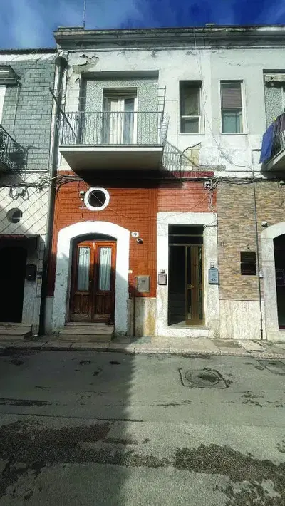 Appartamento posto al primo della superficie commerciale complessiva di mq. 62 circa, costituito da ingresso/disimpegno, cucina, camera da letto e bagno.  Dal pianerottolo, mediante scala comune, è possibile accedere al terrazzo che risulta materialmente suddiviso in due porzioni: la porzione posta sul lato sinistro, cui si accede dalla scala, risulta utilizzata di fatto dall’unità immobiliare pignorata.Classe energetica “G”
