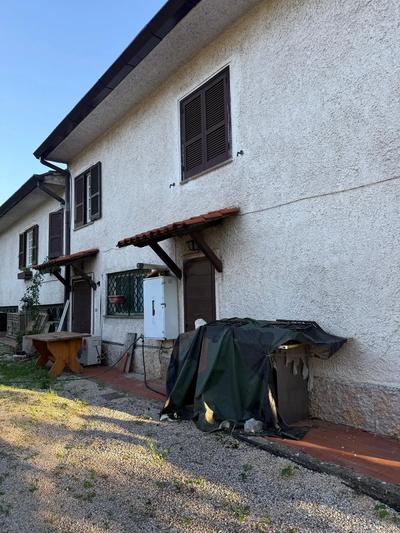 VILLETTA UBICATA A SEZZE COSTITUITA DA UN FABBRICATO AVENTE DUE UNITA'...